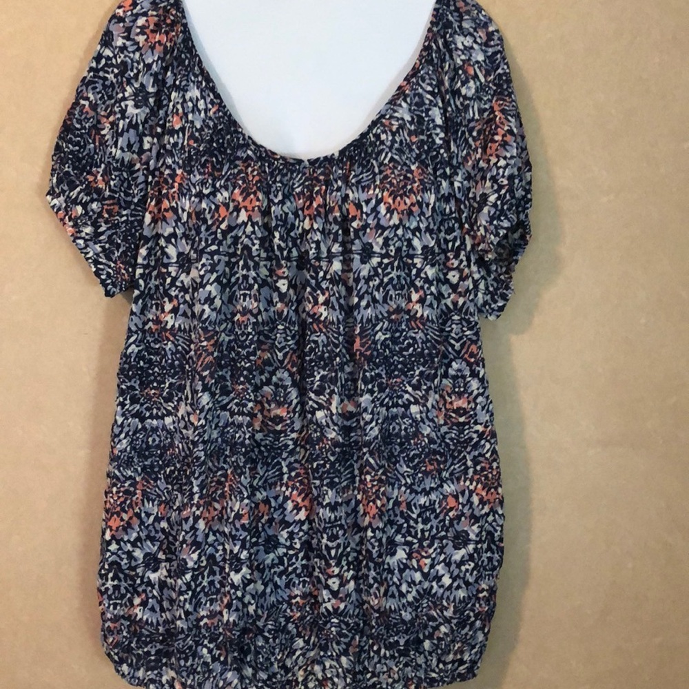 Daisy Fuentes navy white coral top